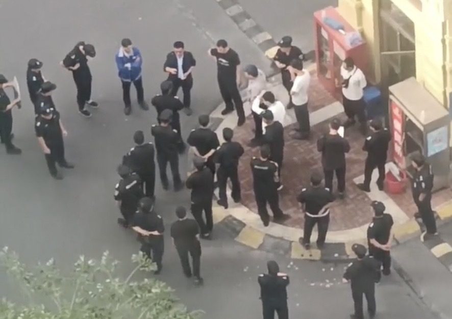 风暴眼丨“地位颠倒了”愤怒的业主开始围剿物业公司